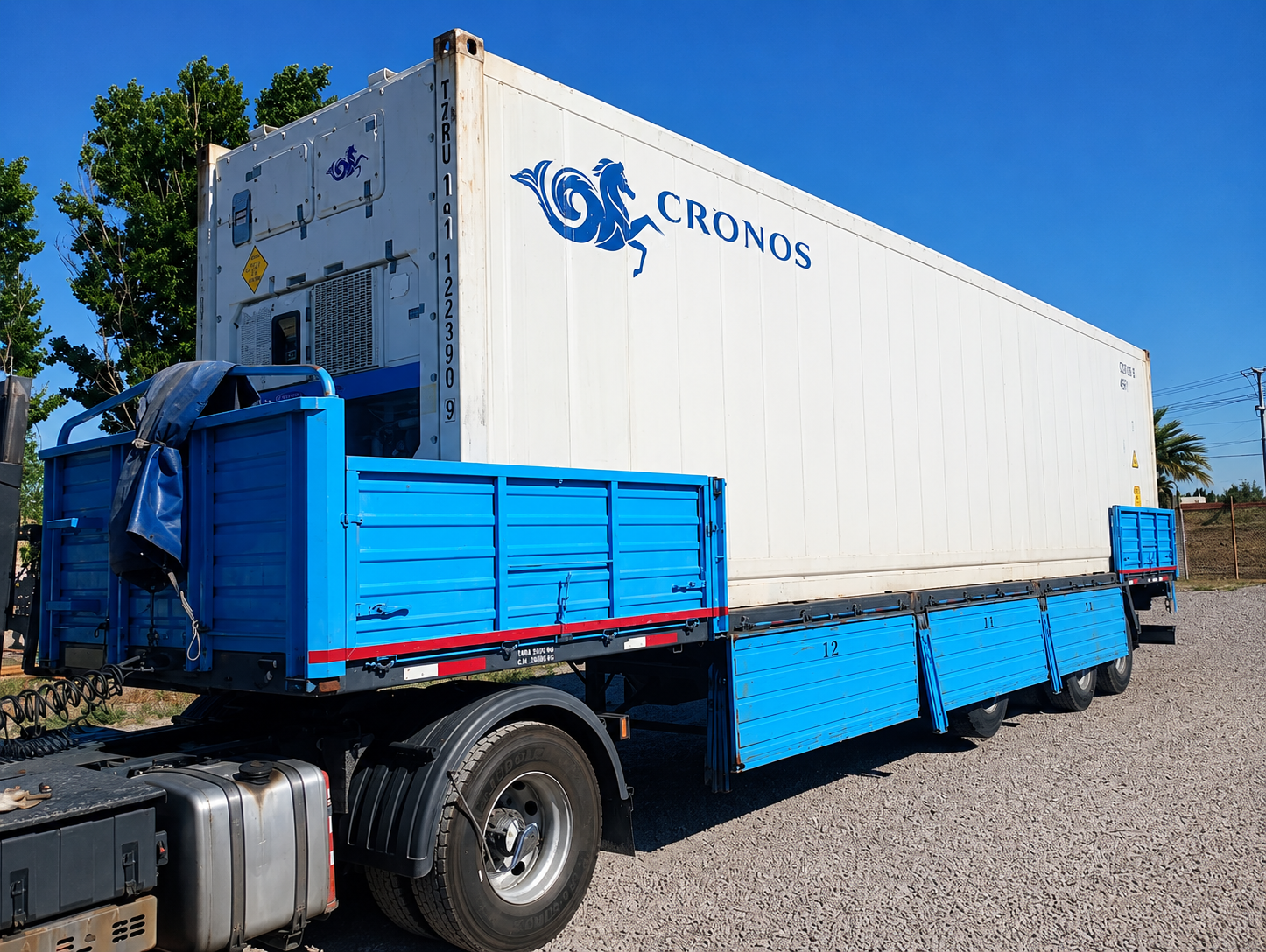 Contenedor reefer Cronos sobre camión de entrega